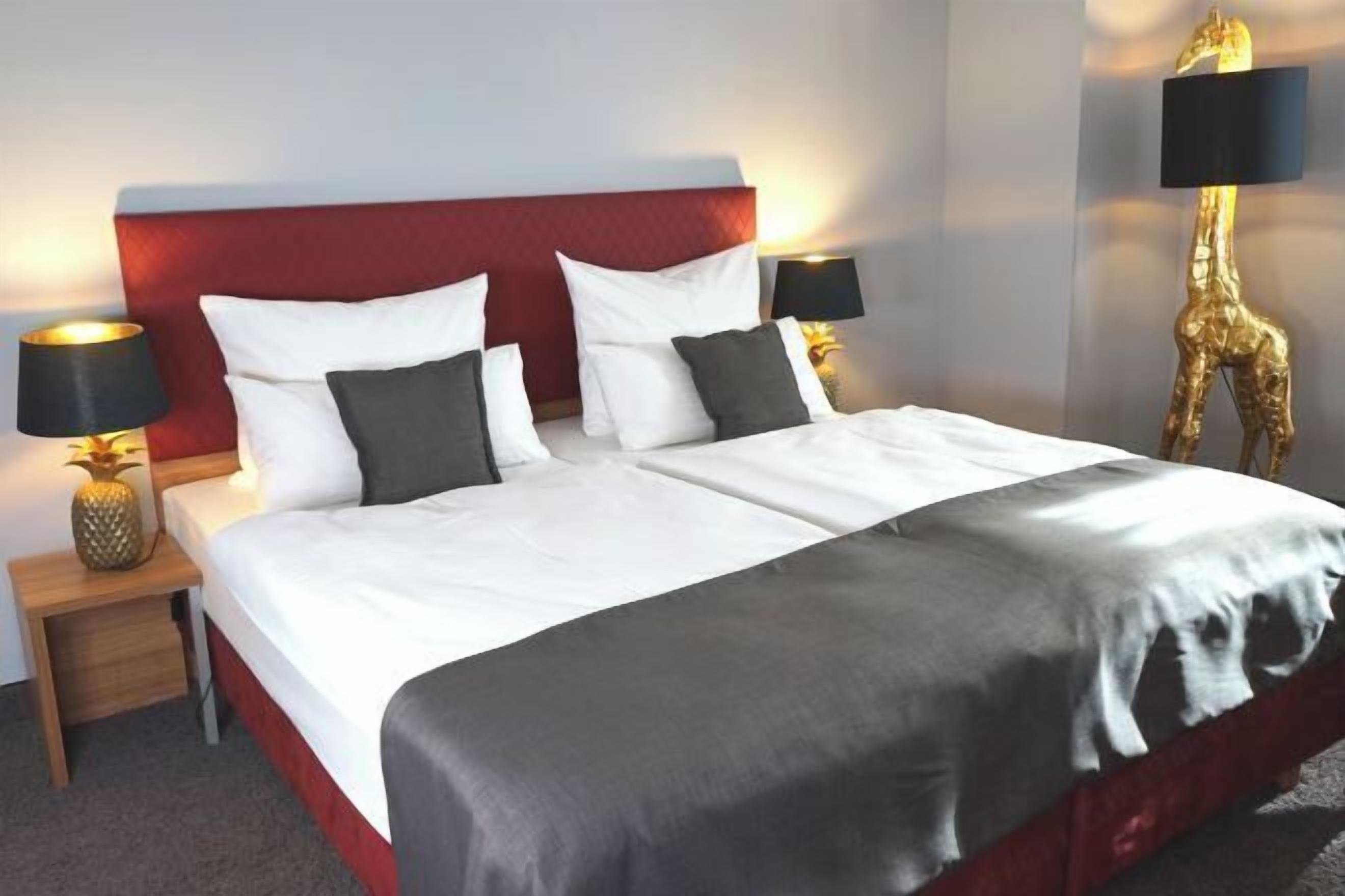 Hypo-allergenic bedding, in-room safe, laptop workspace