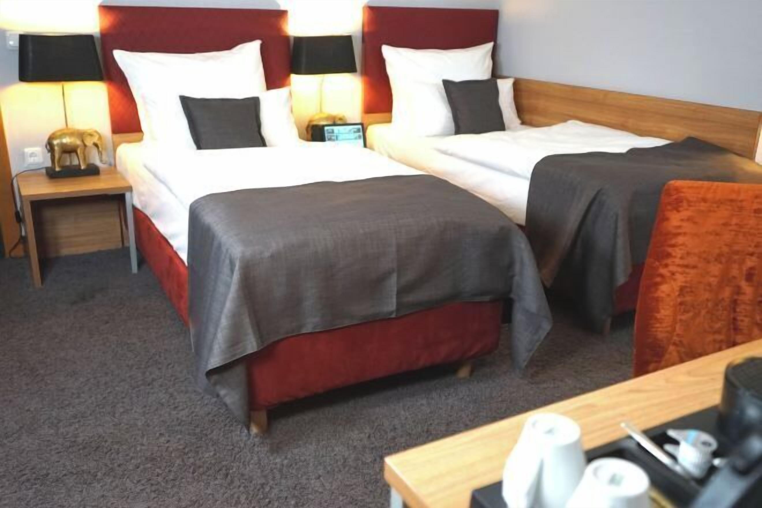 Hypo-allergenic bedding, in-room safe, laptop workspace