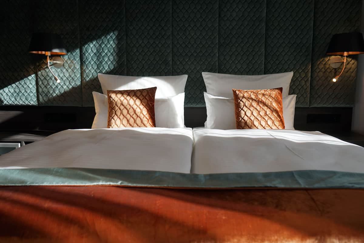 Seprai antialergi, brankas, dan ruang kerja ramah laptop