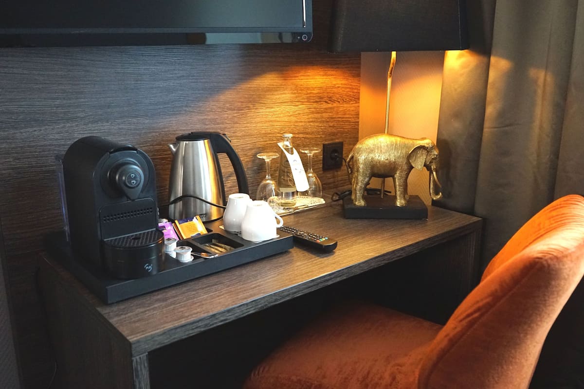 Televisi layar datar 50-inci dengan saluran TV kabel, TV, dan tablet