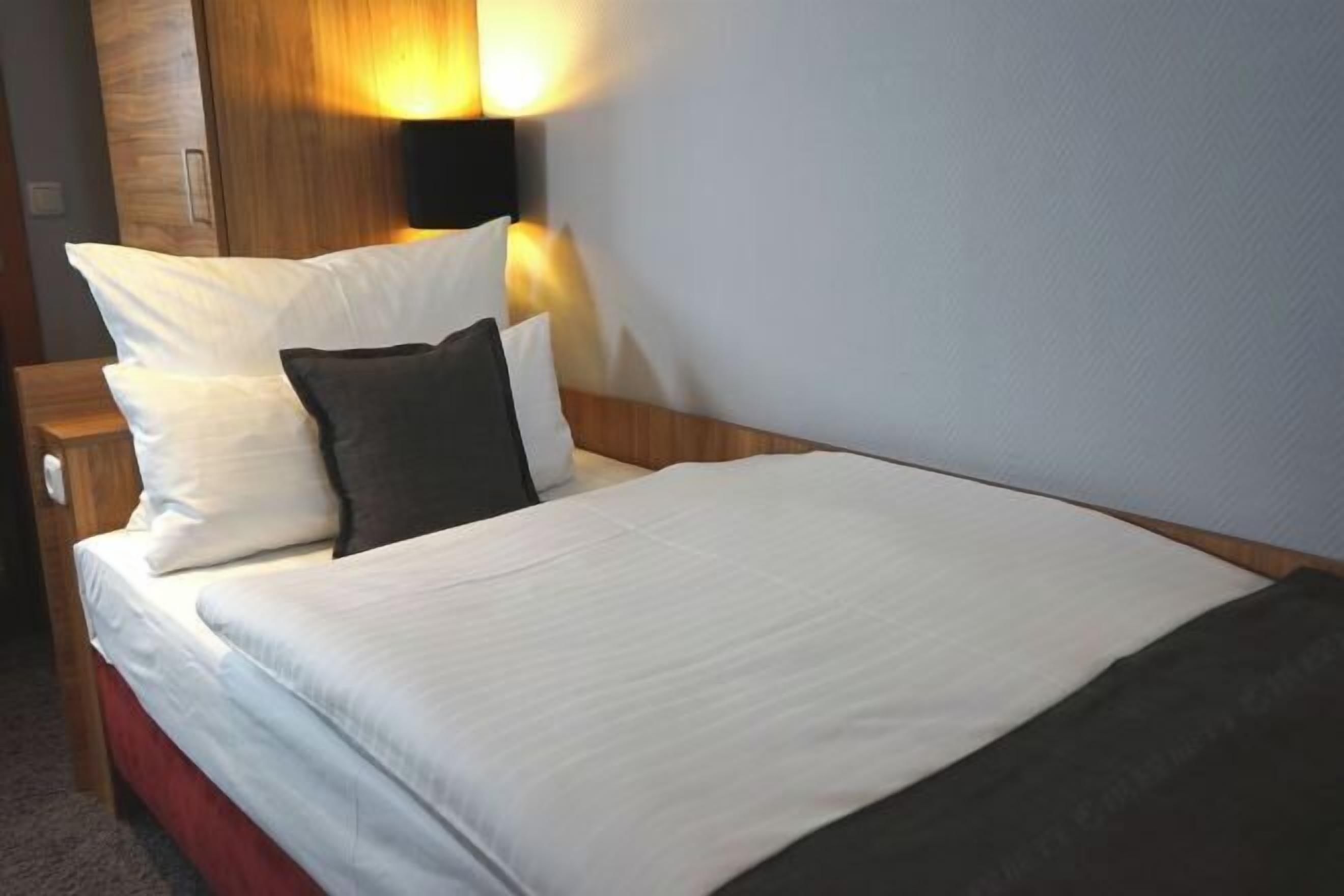 Hypo-allergenic bedding, in-room safe, laptop workspace