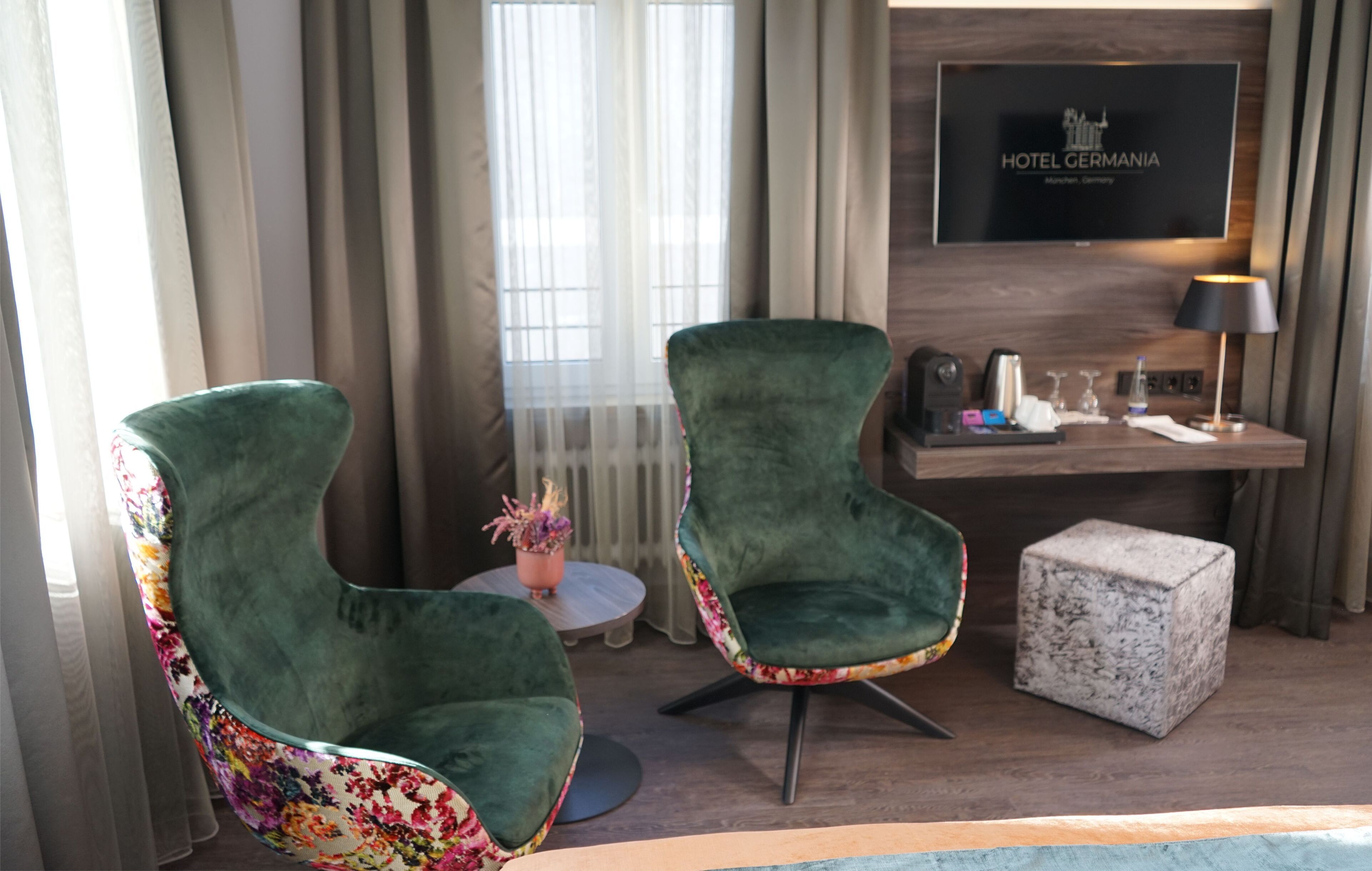 Deluxe-Vierbettzimmer | Wohnbereich | 50-Zoll-Flachbildfernseher mit Kabelempfang, Fernseher, Tablet-PC