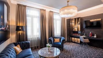 Deluxe Studio Suite | Hypo-allergenic bedding, in-room safe, laptop workspace, blackout drapes