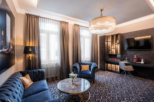 Junior Suite (Deluxe) | Hypo-allergenic bedding, in-room safe, desk, laptop workspace