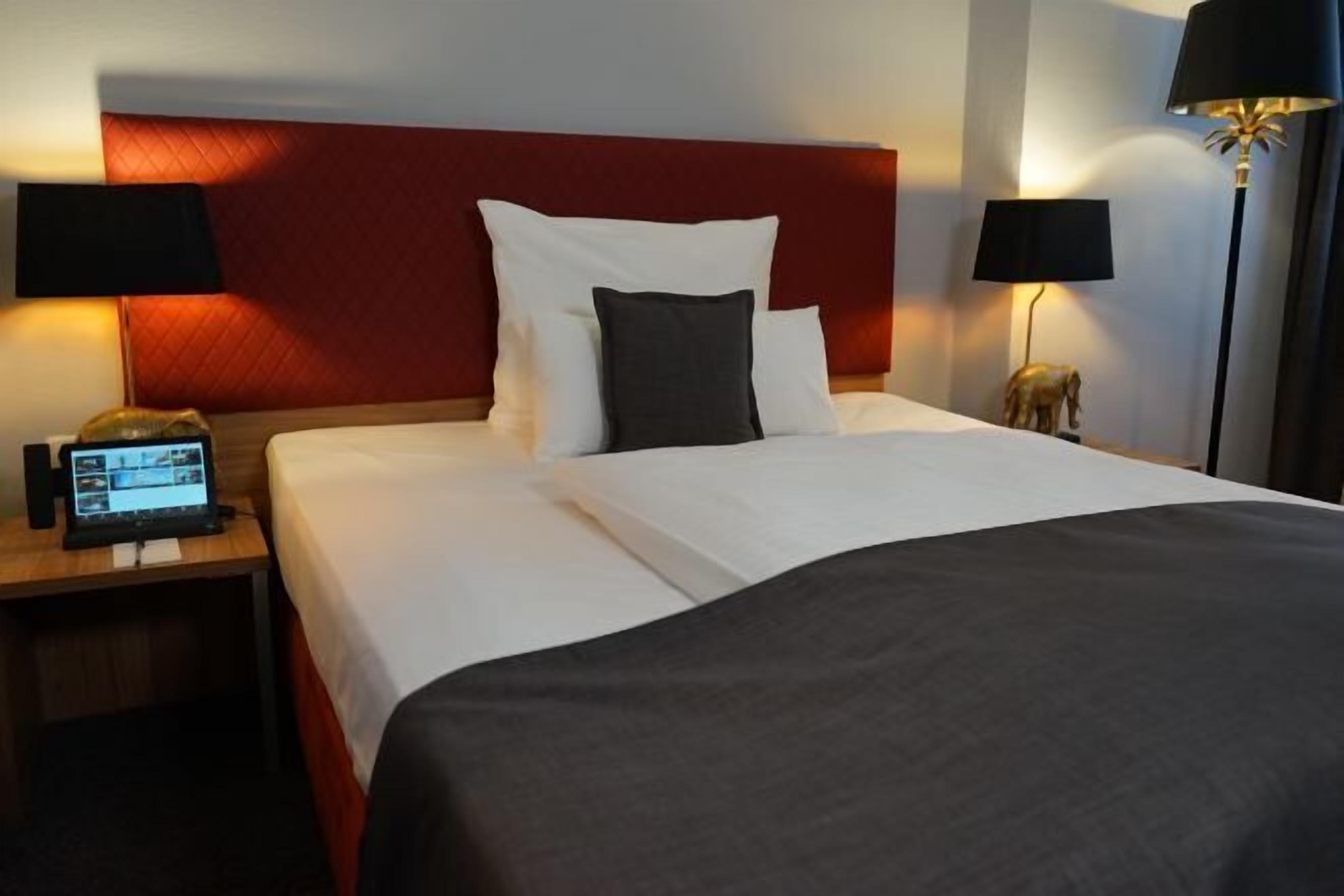 Hypo-allergenic bedding, in-room safe, laptop workspace