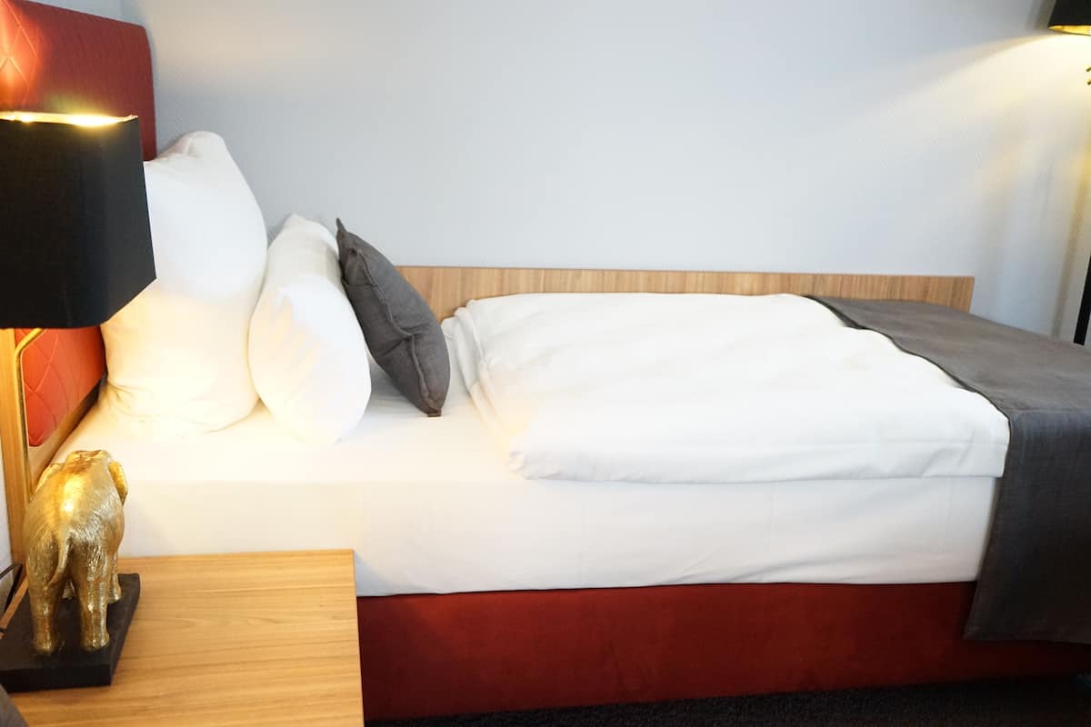 Kamar Single Standar | Seprai antialergi, brankas, dan ruang kerja ramah laptop