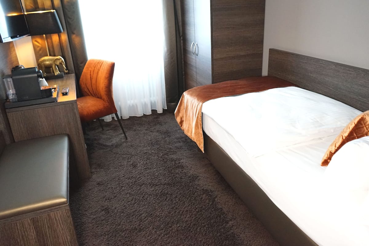 Kamar Single Superior | Seprai antialergi, brankas, dan ruang kerja ramah laptop