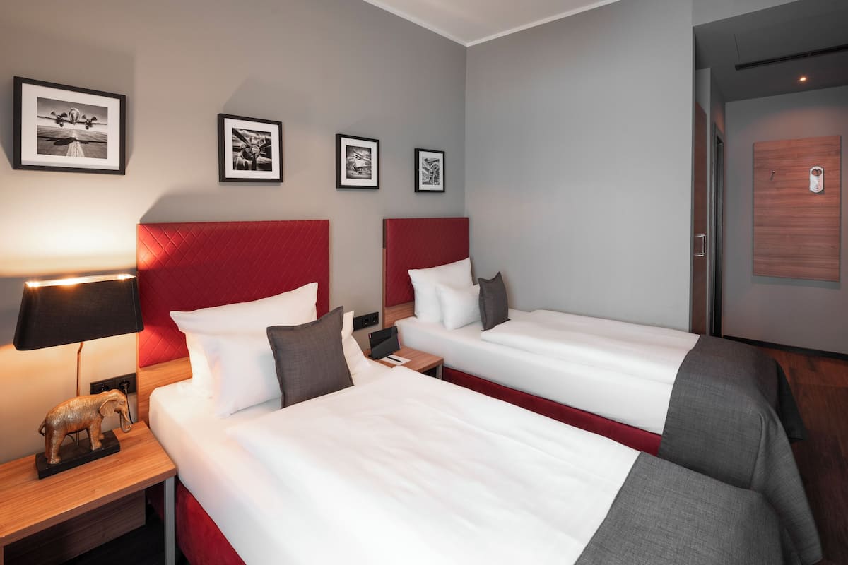 Kamar Twin Standar | Seprai antialergi, brankas, dan ruang kerja ramah laptop