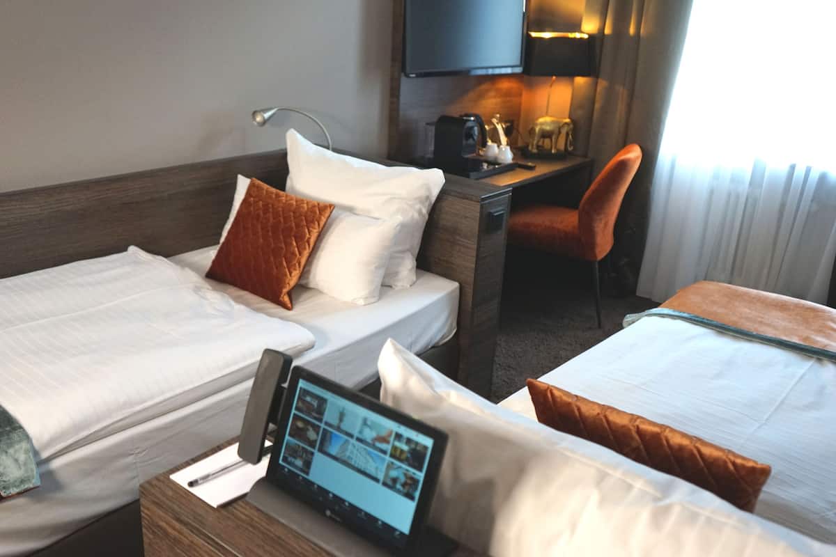 Kamar Twin Superior | Seprai antialergi, brankas, dan ruang kerja ramah laptop
