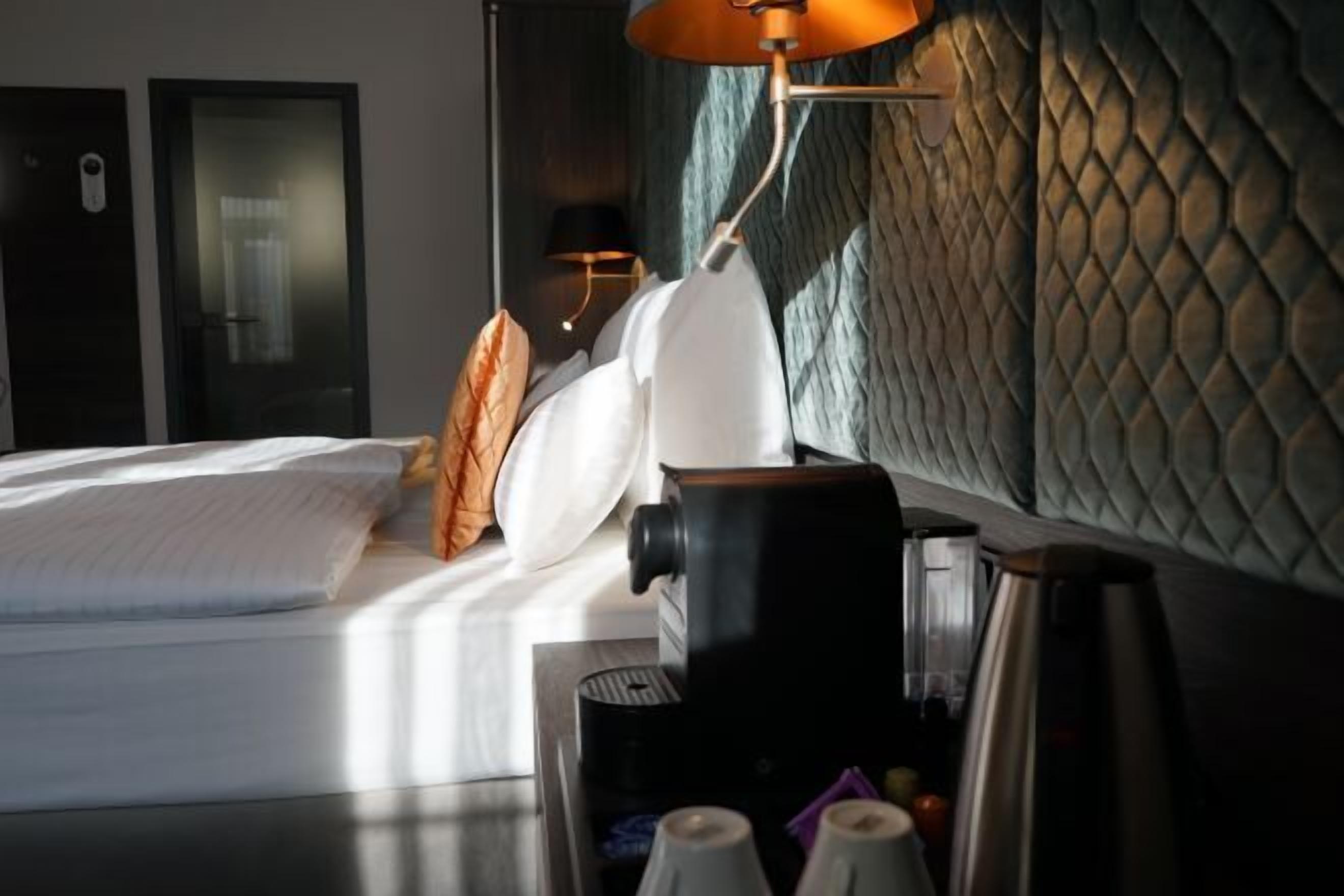 Hypo-allergenic bedding, in-room safe, laptop workspace