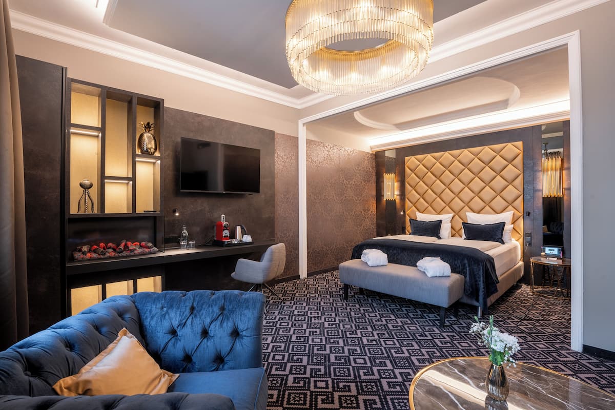 Studio Suite Deluks | Seprai antialergi, brankas, dan ruang kerja ramah laptop