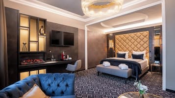 Ropa de cama hipoalergénica y caja de seguridad en la habitación