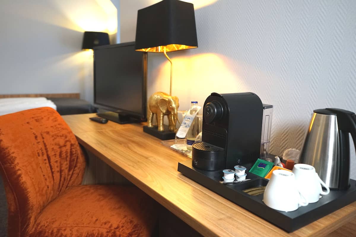 Televisi layar datar 50-inci dengan saluran TV kabel, TV, dan tablet