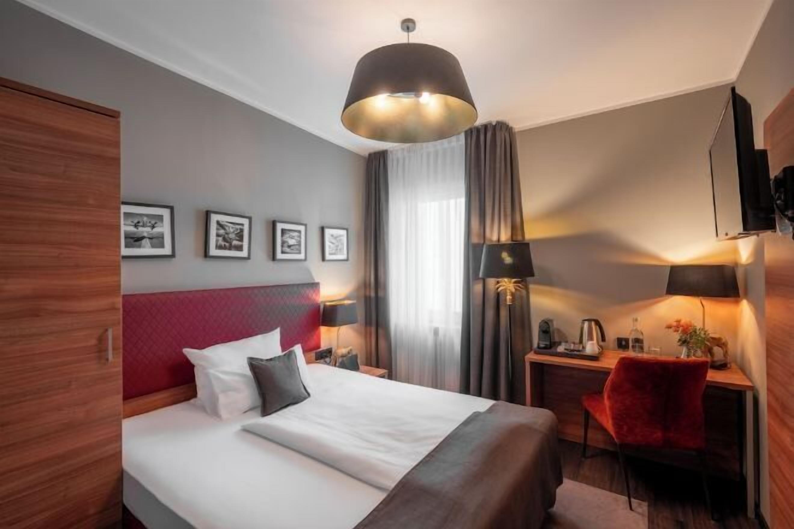 Hypo-allergenic bedding, in-room safe, laptop workspace