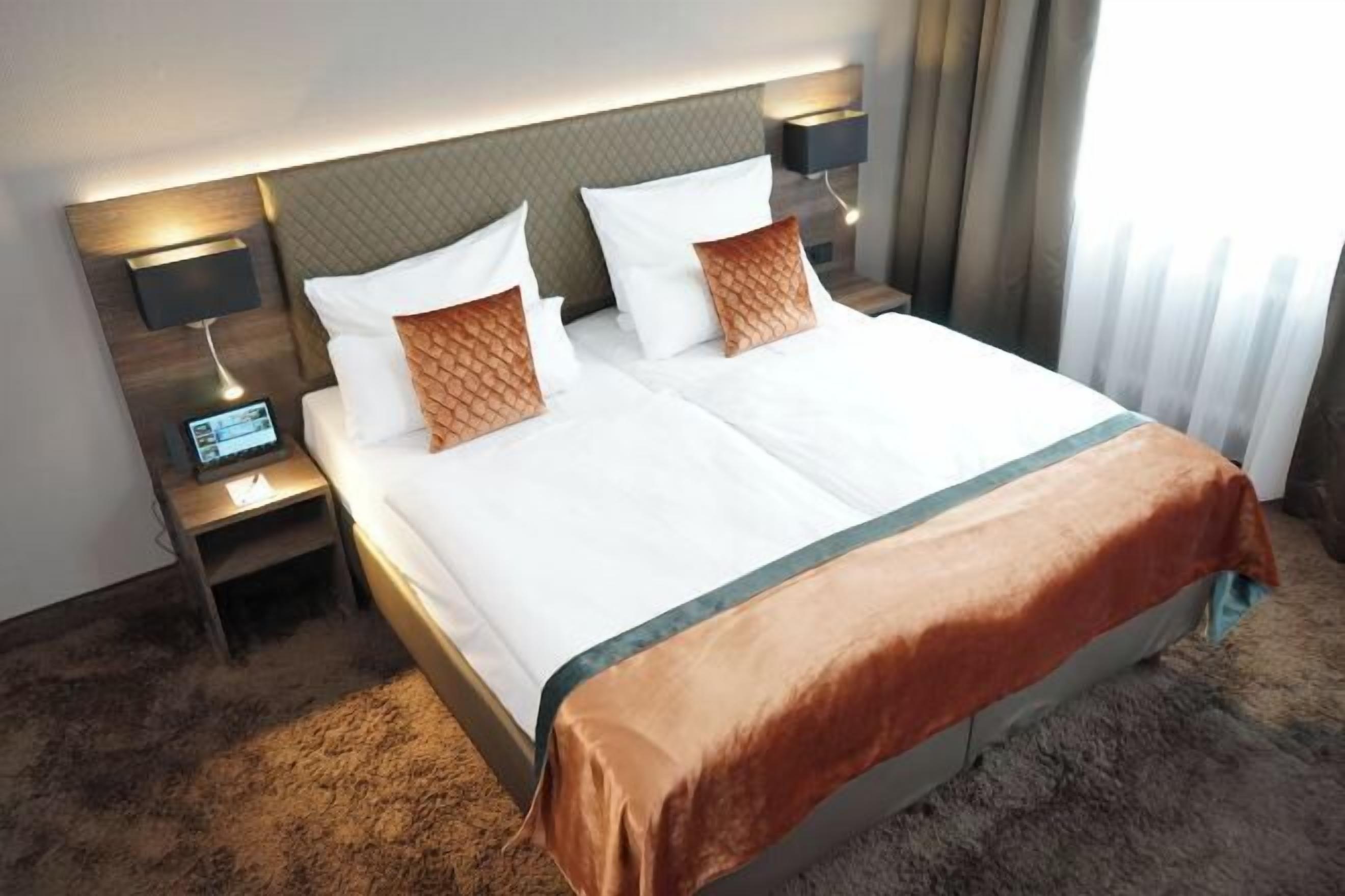 Hypo-allergenic bedding, in-room safe, laptop workspace