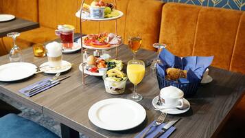 Desayuno buffet diario (EUR 18 por persona)