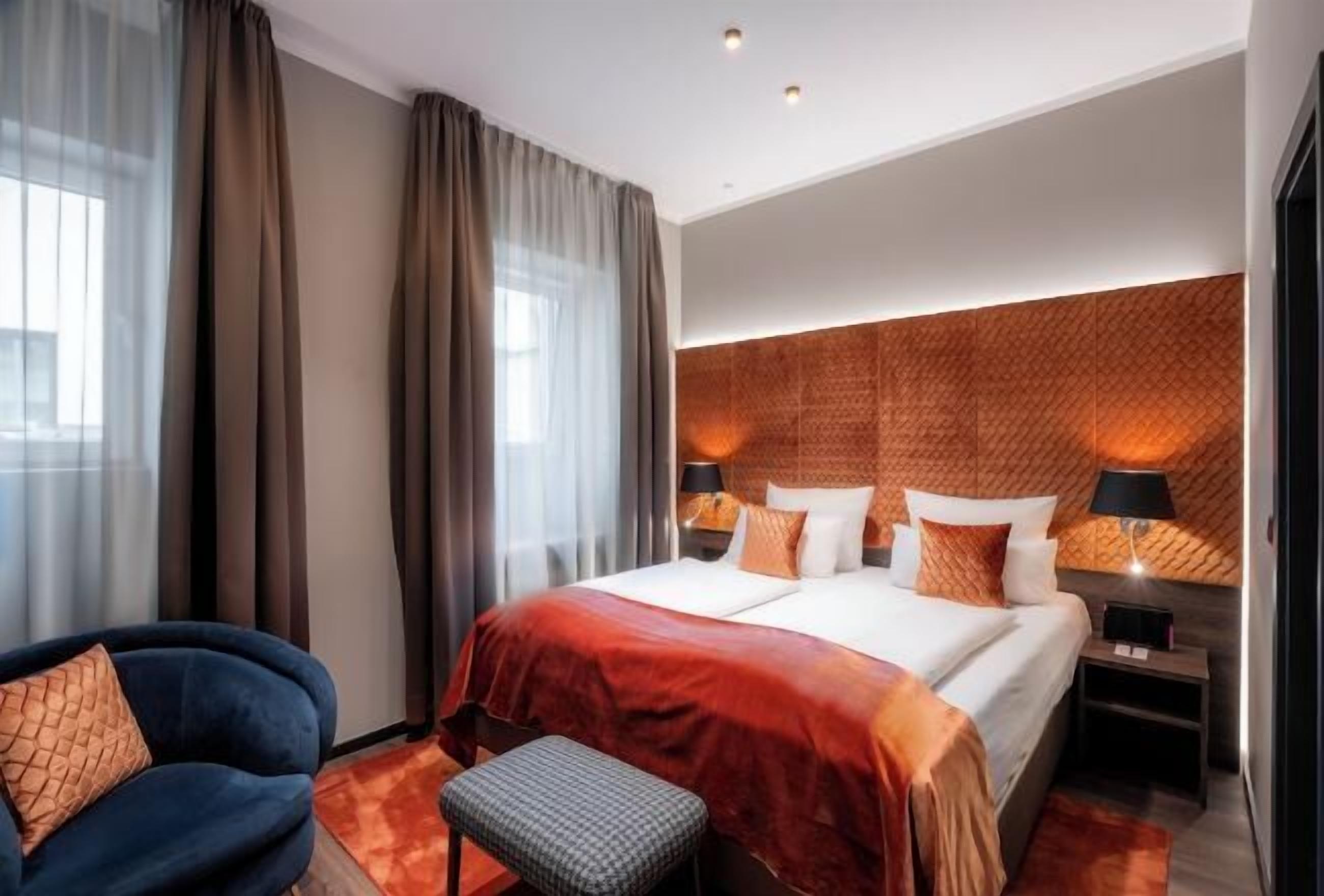 Hypo-allergenic bedding, in-room safe, laptop workspace