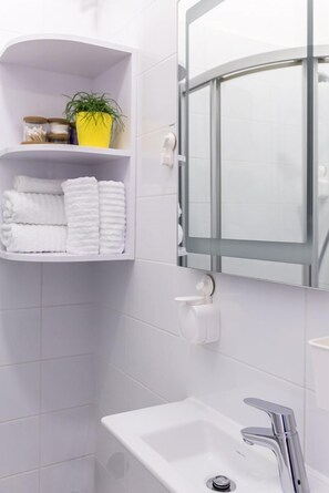 Studio (Indian Summer) | Salle de bain | Articles de toilette gratuits, sèche-cheveux, serviettes fournies, savon