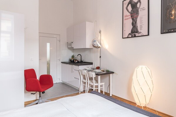 Studio (Indian Summer) | Ruokailu omassa huoneessa