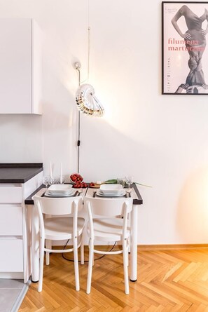 Studio (Indian Summer) | Ruokailu omassa huoneessa