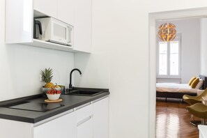 Loft (Lucky Star) | Private kitchenette | Microwave, stovetop, coffee/tea maker, cookware/dishes/utensils