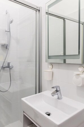 Loft (Lucky Star) | Bathroom | Free toiletries, hair dryer, towels, soap - F11 Gallery (Zagreb)