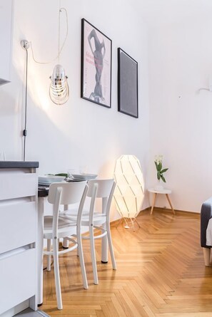 Studio (Indian Summer) | In-room dining - F11 Gallery (Zagreb)