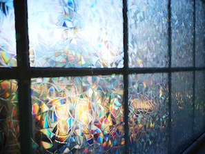 A window with a stained glass pattern. - Charming 5-bed House in Boston Lincolnshire (Boston)
