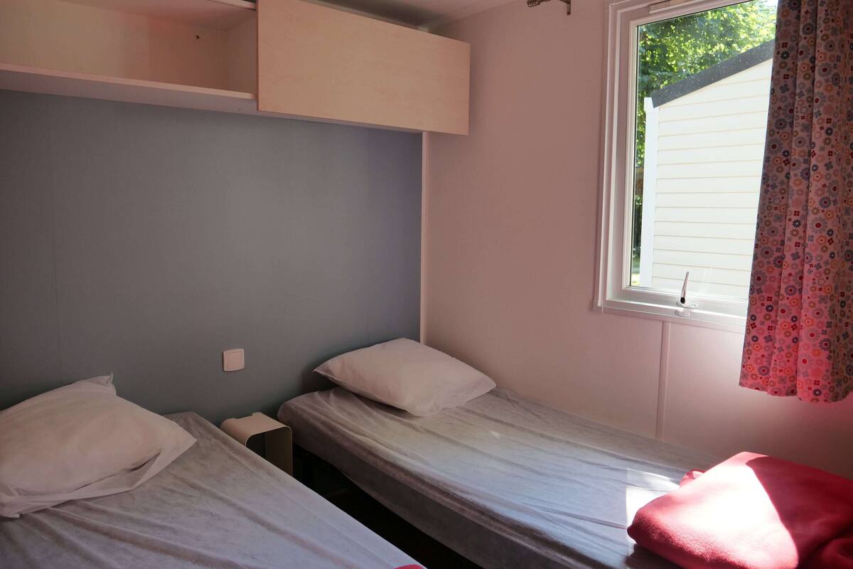 Comfort Cottage, 2 Bedrooms | Blackout drapes, cribs (free), WiFi (surcharge), individually decorated