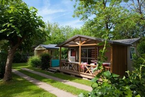Family Cottage, 3 Bedrooms | Individually decorated, individually furnished, blackout drapes - Camping Soleil D'oc (Monceaux-sur-Dordogne)