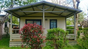 Comfort Cottage, 2 Bedrooms | Individually decorated, individually furnished, blackout drapes - Camping Soleil D'oc (Monceaux-sur-Dordogne)