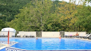 Piscine couverte, piscine extérieure (ouverte en saison)