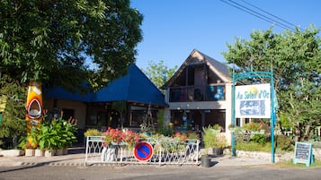 Vista frontal de la propiedad
