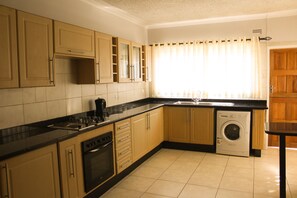 Casa familiar | Cocina privada | Horno y artículos de limpieza