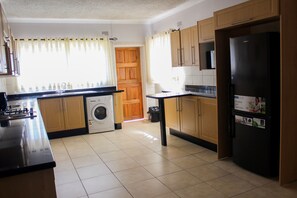 Perhetalo | Yksityinen keittiö | Uuni, siivousvälineet