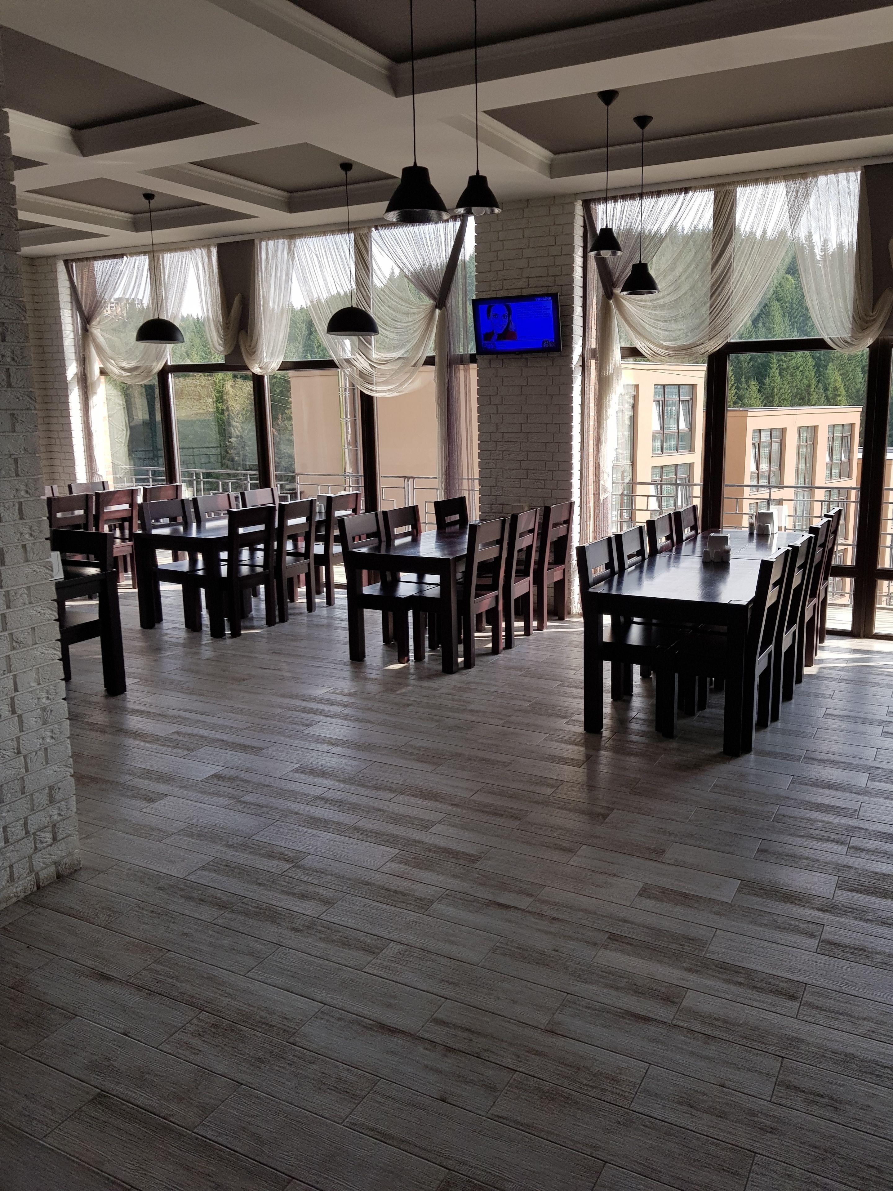 Daily continental breakfast (UAH 150 per person)