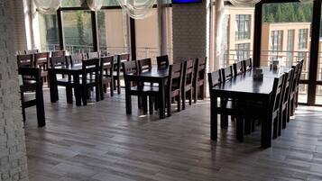 Daily continental breakfast (UAH 150 per person)