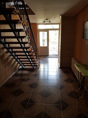 Interior entrance - Toga (Yablunytsia)