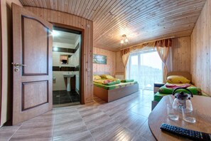 Blackout drapes, soundproofing, iron/ironing board, free WiFi - Toga (Yablunytsia)