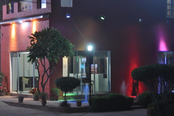 Bagian depan properti - sore/malam