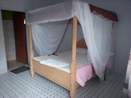 Escritorio, wifi gratis y ropa de cama 