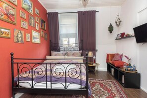 Chambre double, salle de bains commune (OrientNest) | Aire de séjour | Téléviseur à écran plat de 80 cm avec télévision par satellite