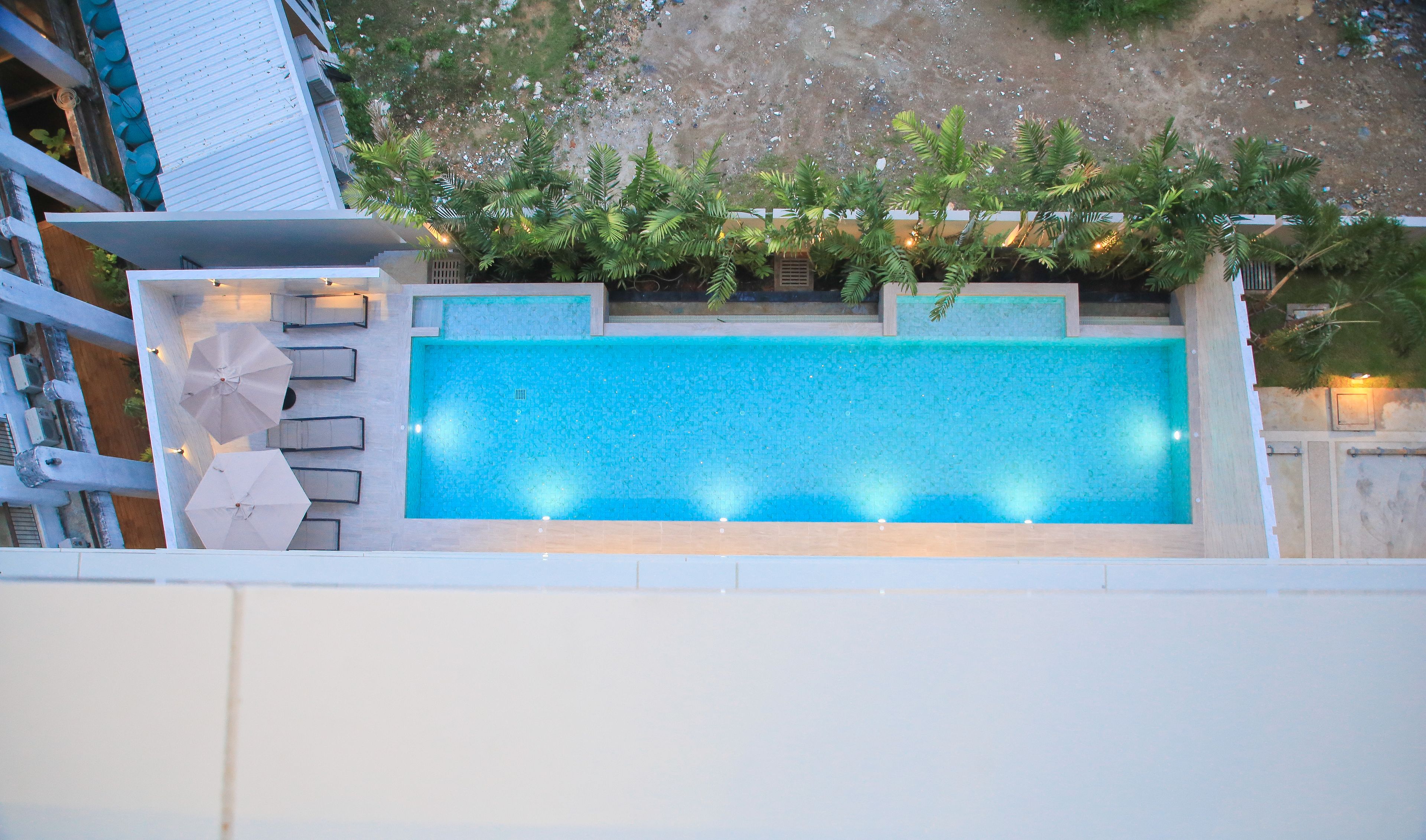 One Bedroom Mountain View | Piscina al aire libre | Una piscina al aire libre, tumbonas