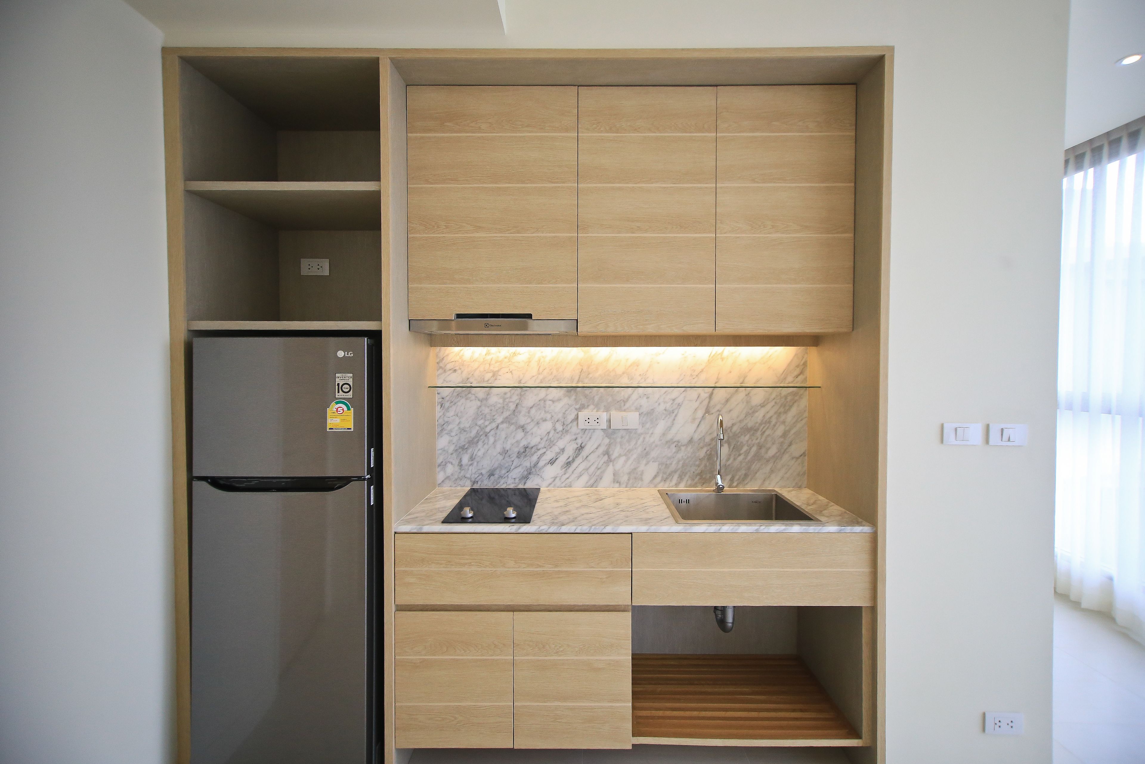Two Bedroom Front Seaview | Dapur kecil pribadi | Lemari es, microwave, kompor, dan ketel listrik