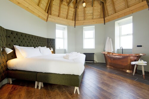 A john o'groat that sleeps 2 guests  in 1 bedroom