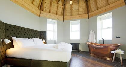 A john o'groat that sleeps 2 guests in 1 bedroom