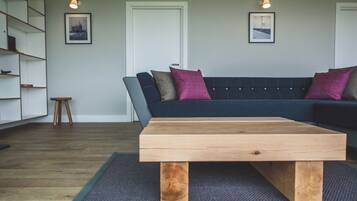 Flachbildfernseher, Kamin, Videospielkonsole, DVD-Player