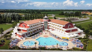 Una piscina al aire libre de temporada (de 09:00 a 19:00), sombrillas