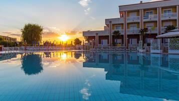 Sæsonbestemt udendørs pool, åben fra kl. 09.00 til kl. 19.00, parasoller