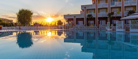 Seasonal outdoor pool, open 9:00 AM to 7:00 PM, pool umbrellas